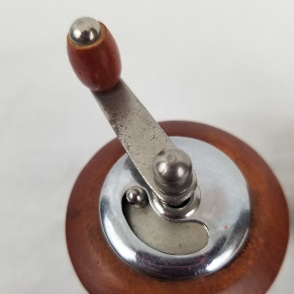 Vintage Wood Salt & Pepper shakers - Picture 9 of 12